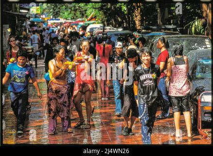 Bangkok, Tailandia, Aprile 2006. Thais si gode il festival dell'acqua vicino a Khaosan Road. Bangkok celebra Songkran, il Capodanno tailandese. Songkran è nel periodo più caldo dell'anno in Thailandia, alla fine della stagione secca e fornisce una scusa per la gente di rinfrescarsi in amichevoli combattimenti acquatici che si svolgono in tutto il paese. Credit: Kraig Lieb Foto Stock