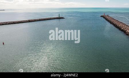 Vista aerea dell'uscita-ingresso a Vilamoura Marina in Algarve, Portogallo con due fari su Rock Piers Foto Stock