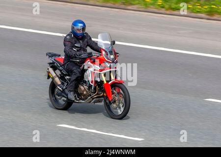 2017 rosso Honda Africa Twin CRF 1000 D-H 988cc moto, guida sulla M61 autostrada Regno Unito Foto Stock