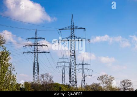 Tralicci e linee elettriche ad alta tensione nei pressi dell'impianto di smaltimento energia della RWE Generation se, Karnap, Essen, Germania Foto Stock