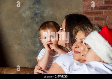 Ritratti di famiglia felici. Persone diverse. Abbraccio multigenerazionale. Foto Stock