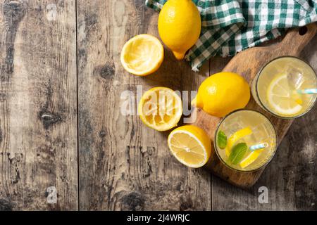 Bicchiere di limonata fresca sul tavolo di legno Foto Stock