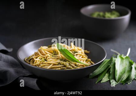 Preparazione di pasta fresca con ramson o spicchio di pesto all'aglio selvatico. Concetto di cibo di primavera sano Foto Stock