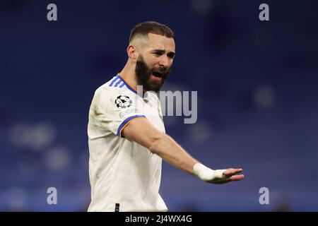 Madrid, Spagna, 12th aprile 2022. Karim Benzema del Real Madrid reagisce durante la partita della UEFA Champions League al Bernabeu di Madrid. Il credito d'immagine dovrebbe essere: Jonathan Moscrop / Sportimage Foto Stock