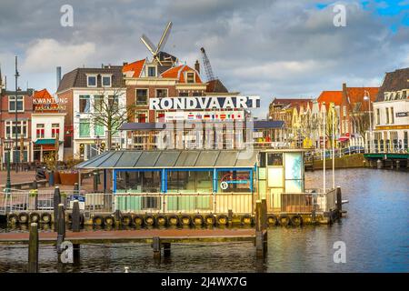 Leiden, Paesi Bassi - 7 Aprile 2016: Panorama con case olandesi tradizionali, porto di canal e mulino a vento in Olanda Foto Stock