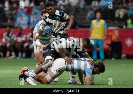 Vancouver, Canada, 17 aprile 2022 - Schulz tedesco (fondo, palla in mano) del Team Argentina 7s in azione contro Vuiviawa Naduvalo (centro) del Team Fiji 7s durante il giorno 2 della finale della Coppa HSBC Canada Sevens al BC Place a Vancouver, Canada. L'Argentina ha vinto 29-10 punti. Credit: Phamai Techaphan/Alamy Live News Foto Stock