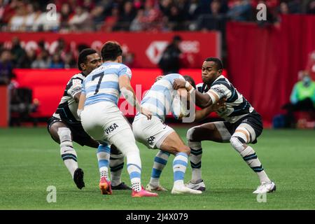 Vancouver, Canada, 17 aprile 2022 - Vuiviawa Naduvalo (primo da destra) del Team Fiji 7s in azione contro un giocatore del Team Argentina 7s durante il giorno 2 della partita finale della Coppa HSBC Canada Sevens al BC Place a Vancouver, Canada. L'Argentina ha vinto 29-10 punti. Credit: Phamai Techaphan/Alamy Live News Foto Stock