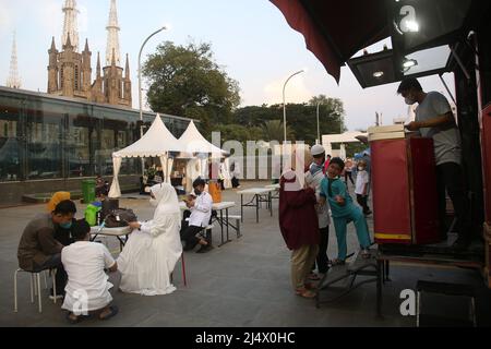 (4/17/2022) i residenti hanno visitato l'Istiqlal Halal Expo 2022 nel cortile della Moschea Istiqlal con lo sfondo della Chiesa Cattedrale di Giacarta. La moschea Istiqlal ha tenuto l'evento Istiqlal Halal Expo202 per sostenere l'ecosistema halal in Indonesia, così come parte del milad 44th così come animare il mese di Ramadan. Con la partecipazione del ministro del turismo e dell'economia creativa Sandiaga Salahaudin uno, Sandiaga uno spera che questo evento possa costituire una nuova pietra miliare e il primo passo per la ripresa economica dell'Indonesia dopo la pandemia del Covid-19, e si spera che il Micro indonesiano, Foto Stock