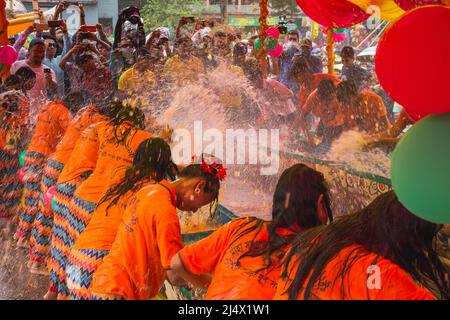 Bangladesh. 16th Apr 2022. Celebrazioni del Sangrai in Bangladesh il 16 aprile 2022. In tailandese, 'transizione' significa cambiamento. Sangrai in realtà significa dire Arrivederci al vecchio anno e accogliere il nuovo anno. Allo stesso tempo, la nuova stagione di zoom in agricoltura nel Chittagong Hill Tracts inizia dopo Sangrai. Sangrai è celebrato principalmente attraverso le feste dell'acqua. (Foto di Sumon Das/Pacific Press/Sipa USA) Credit: Sipa USA/Alamy Live News Foto Stock