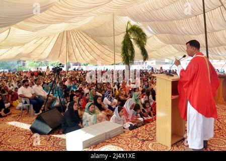 Lahore, Pakistan. 15th Apr 2022. (4/15/2022) i devoti cristiani pakistani partecipano ad una messa di preghiera in una Chiesa alla vigilia del Venerdì Santo a Lahore. I credenti cristiani di tutto il mondo segnano la settimana Santa di Pasqua in celebrazione della crocifissione e della risurrezione di Gesù Cristo. (Foto di Rana Sajid Hussain/Pacific Press/Sipa USA) Credit: Sipa USA/Alamy Live News Foto Stock