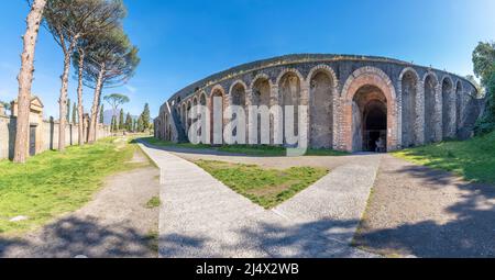 L'Anfiteatro di Pompei è uno dei più antichi anfiteatro romano sopravvissuti. Si trova nell'antica città romana di Pompei, ed è stata sepolta da Foto Stock