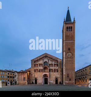 La piazza del Duomo di Parma, al crepuscolo Foto Stock