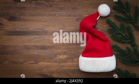 Cappello Babbo Natale su sfondo di legno con spazio copia. Natale, Capodanno Foto Stock