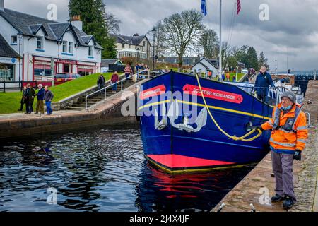 L'incrociatore turistico Scottish Highlander si fa strada attraverso il canale Caledoniano e verso Loch Ness, Scozia Foto Stock