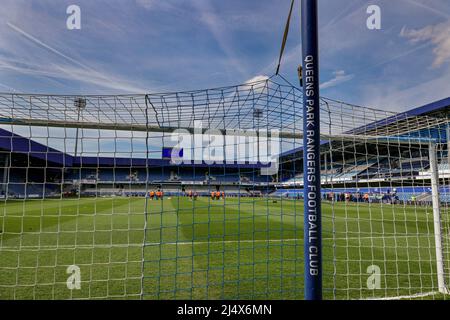 Londra, Regno Unito. 18th Aprile 2022. Vista generale dello stadio QPR prima della partita del campionato Sky Bet tra Queens Park Rangers e Derby County al Kiyan Prince Foundation Stadium., Londra lunedì 18th aprile 2022. (Credit: Ian Randall | MI News) Credit: MI News & Sport /Alamy Live News Foto Stock