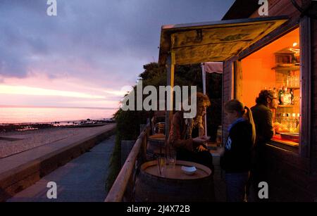 Il bar sul lungomare Au Bout du Monde è un famoso luogo al tramonto, le Havre, Francia Foto Stock