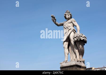 Statua autunnale di Bacco di Giovanni Battista Caccini sul Ponte Santa Trinita a Firenze Foto Stock