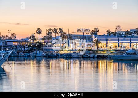 Fischerboote und Ausflugsboote im Hafen von Agia Napa in der Abenddämmerung, Zypern, Europa | Barche da pesca e da escursione nel porto di Ay Foto Stock