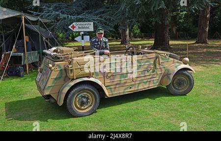 Guerra mondiale 2 Volkswagen tedesco Kubelwagen veicolo con conducente e in uniforme tedesca. Foto Stock