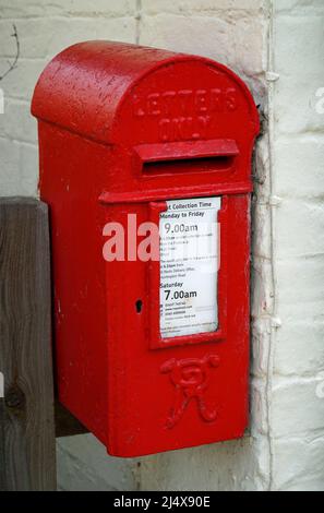 Molto piccola Royal Mail posta casella ancora in uso. Foto Stock