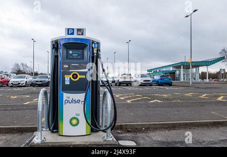 Punto di ricarica per auto elettriche presso il parcheggio Ingliston e il parcheggio auto Ride, Edimburgo, Scozia, Regno Unito Foto Stock