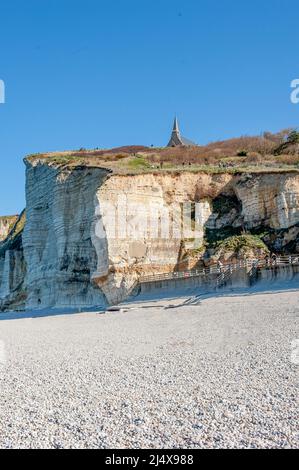 La Chapelle Notre-Dame-de-la-Garde alla Falaise d'Amont di Étretat, Francia Foto Stock