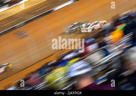 Bristol, TN, Stati Uniti. 17th Apr 2022. RWR corre per la posizione per la Food City Dirt Race al Bristol Motor Speedway di Bristol, TN. (Credit Image: © Walter G. Arce Sr./ZUMA Press Wire) Foto Stock