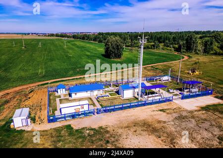 Stazione di distribuzione del gas naturale del gasdotto principale. Vista dall'alto. Tipo di oggetto di gassificazione nel giorno estivo. Costruzione di gasdotti. Foto Stock