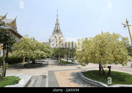 Chachoengsao, Thailandia - 8 aprile 2022: Wat Sothonwararam è un tempio della provincia di Chachoengsao. E 'stato costruito nel tardo periodo Ayutthaya. Foto Stock