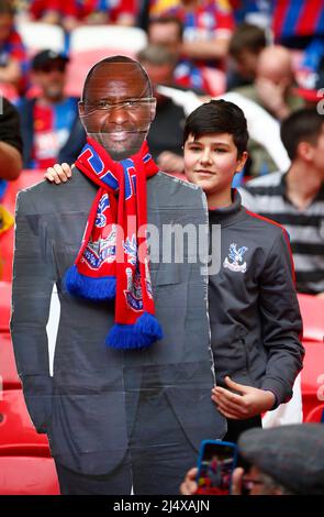 LONDRA, INGHILTERRA - APRILE 17: Young Fan tiene una scheda tagliata fuori dal manager di Crystal Palace Patrick Vieira durante la semi-finale di fa Cup tra Crystal Pal Foto Stock