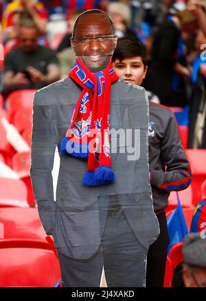 LONDRA, INGHILTERRA - APRILE 17: Young Fan tiene una scheda tagliata fuori dal manager di Crystal Palace Patrick Vieira durante la semi-finale di fa Cup tra Crystal Pal Foto Stock