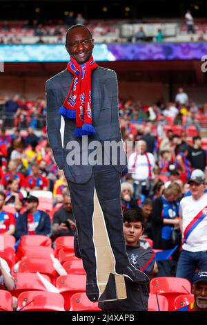 LONDRA, INGHILTERRA - APRILE 17: Young Fan tiene una scheda tagliata fuori dal manager di Crystal Palace Patrick Vieira durante la semi-finale di fa Cup tra Crystal Pal Foto Stock