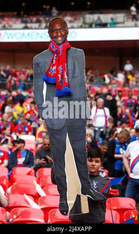 LONDRA, INGHILTERRA - APRILE 17: Young Fan tiene una scheda tagliata fuori dal manager di Crystal Palace Patrick Vieira durante la semi-finale di fa Cup tra Crystal Pal Foto Stock