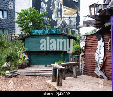 Smoothy Bar al Holzmarkt25 Holzmarktstrasse, Friedrichshain-Berlin l'Holzmarkt è un progetto cooperativo per i creativi gestito da ex regulanti anti-gentrification Bar25 club. Ospita Katerblau nightclub, Pampa Beach bar, ristorante Fame, gallerie, bar, Negozi, monolocali e giardino comune lungo il fiume Mörchenpark. La zona sul fiume Sprea, vicino alla stazione Ostabahnhof di Berlino, era un terreno industriale desolato nel 1990s e, come siti simili, veniva occupata per uso creativo. Juval Dieziger e Christoph Klenzedorf hanno aperto il nightclub Bar25 sul posto. L'area è stata presto un obiettivo per gli sviluppatori e. Foto Stock