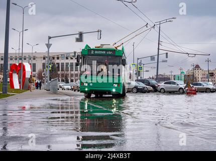 Kazan, Russia. Aprile 12 2022. Un moderno filobus a piano basso. Trasporto ecologico e pulito di una città moderna. Kazan, Russia. Barriera idrica per il trasporto elettrico Foto Stock