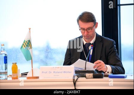 Amburgo, Germania. 07th Apr 2022. Roland Wöller (CDU), ministro degli interni della Sassonia, siede all'Hotel le Meridién sull'Alster prima dell'inizio della conferenza straordinaria dei ministri dello sport. Credit: Jonas Walzberg/dpa/Alamy Live News Foto Stock