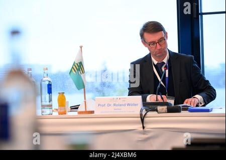 Amburgo, Germania. 07th Apr 2022. Roland Wöller (CDU), ministro degli interni della Sassonia, siede all'Hotel le Meridién sull'Alster prima dell'inizio della conferenza straordinaria dei ministri dello sport. Credit: Jonas Walzberg/dpa/Alamy Live News Foto Stock