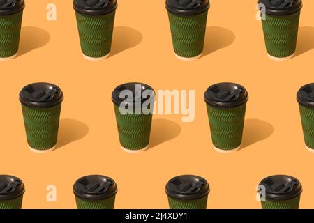 Modello con tazza di caffè verde di carta ecologica su sfondo arancione, mockup. Concetto di confezionamento alimentare sostenibile Foto Stock