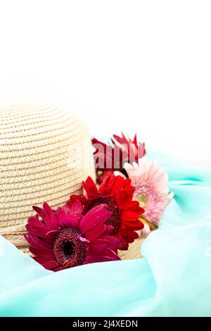 cappello da donna con margherite rosse e rosa e sciarpa turchese , primo piano Foto Stock