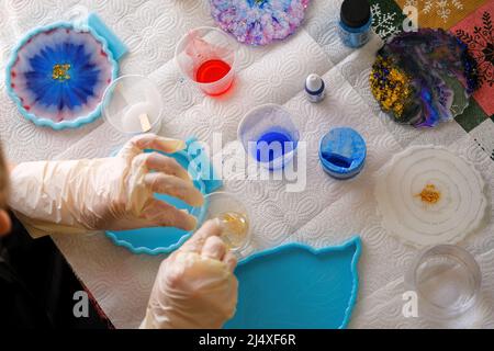 Donna che fa arti e mestieri di resina epossidica. Foto Stock
