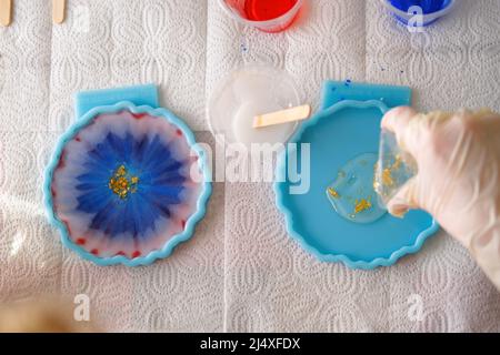 Donna che fa arti e mestieri di resina epossidica. Foto Stock