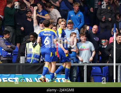 L'AFC Wimbledon's Jack Rudoni (a destra) celebra il primo gol della sua squadra durante la partita della Sky Bet League One al Cherry Red Records Stadium di Londra. Data foto: Lunedì 18 aprile 2022. Foto Stock