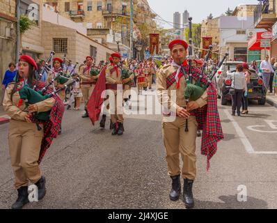 Haifa, Israele - 17 aprile 2022: I musicisti scout bagpipe e altri partecipano alla sfilata della Domenica delle Palme di Pasqua della comunità greco-ortodossa, a Dow Foto Stock