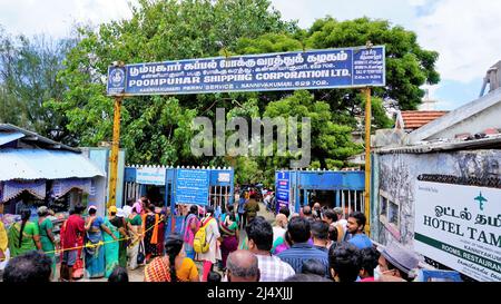 Kanyakumari,Tamilnadu,India-Aprile 16 2022: Turisti in attesa di una lunga coda per prenotare i biglietti del traghetto per visitare il Vivekananda Rock Memorial e Thiruvalluvar S. Foto Stock