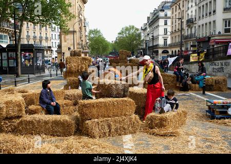 Parigi, Parigi, FRANCIA. 18th Apr 2022. La ribellione dell'estinzione dell'organizzazione, occupò una parte del Boulevard de Bonne Nouvelle a Parigi per chiedere un'azione più incisiva sul cambiamento climatico. Molti edifici intorno al viale sono stati dipinti a spruzzo con slogan anti-capitalismo (Credit Image: © Remon Haazen/ZUMA Press Wire) Foto Stock