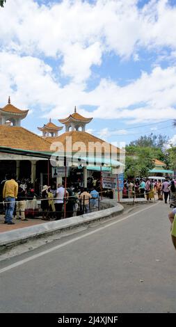 Kanyakumari,Tamilnadu,India-Aprile 16 2022: Turisti in attesa di una lunga coda per prenotare i biglietti del traghetto per visitare il Vivekananda Rock Memorial e Thiruvalluvar S. Foto Stock