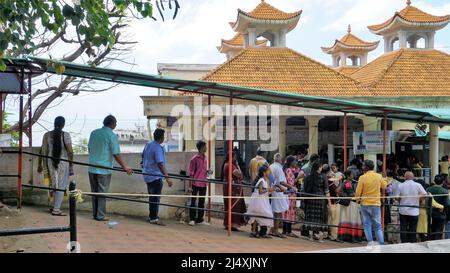 Kanyakumari,Tamilnadu,India-Aprile 16 2022: Turisti in attesa di una lunga coda per prenotare i biglietti del traghetto per visitare il Vivekananda Rock Memorial e Thiruvalluvar S. Foto Stock