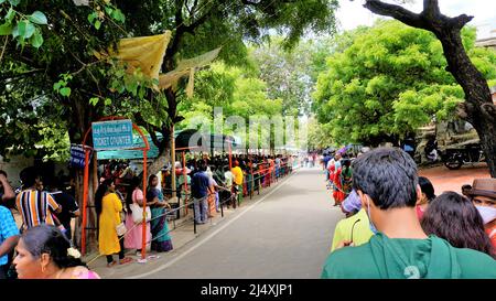 Kanyakumari,Tamilnadu,India-Aprile 16 2022: Turisti in attesa di una lunga coda per prenotare i biglietti del traghetto per visitare il Vivekananda Rock Memorial e Thiruvalluvar S. Foto Stock