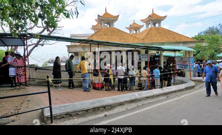 Kanyakumari,Tamilnadu,India-Aprile 16 2022: Turisti in attesa di una lunga coda per prenotare i biglietti del traghetto per visitare il Vivekananda Rock Memorial e Thiruvalluvar S. Foto Stock