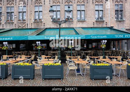 Architettura esterna e design dell'edificio nel centro di Brugge, con ristorante locale e caffetteria- Bruges, Belgio Foto Stock